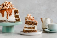 Tort marchewkowy z popcornem