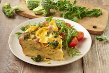 Zapiekanka makaronowa z brokułami i szynką