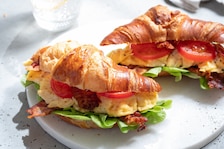 Croissant z boczkiem i jajkiem