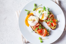 Grzanki z jajkiem i łososiem