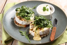 Klasyczny grillowany ser camembert