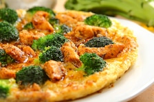 Omlet z kurczakiem i brokułami