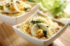 Wielkanocne jajka zapiekane z szynką