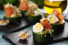 Wielkanocne koreczki z jajkami przepiórczymi i wędzonym łososiem