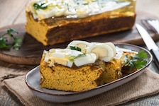 Wielkanocny pasztet z łososia z galaretką