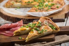 Wielkanocny quiche z szynką schwarzwaldzką i szczypiorem