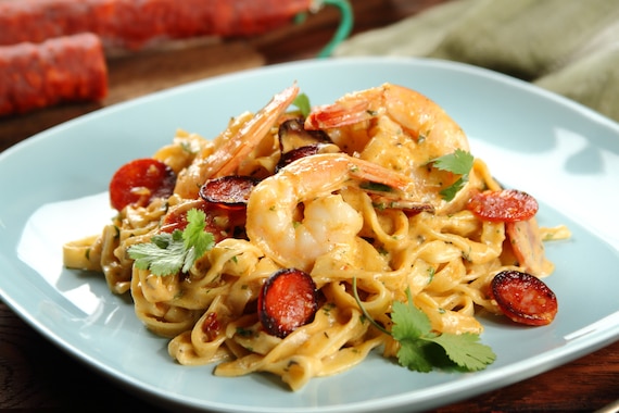 Tagliatelle z pesto z suszonych pomidorów z chorizo i krewetkami