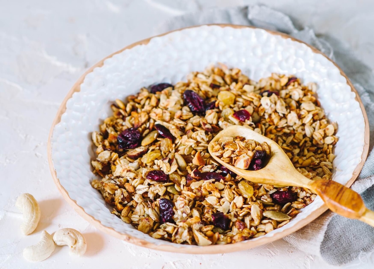 Jak zrobić domową granolę z płatków owsianych?