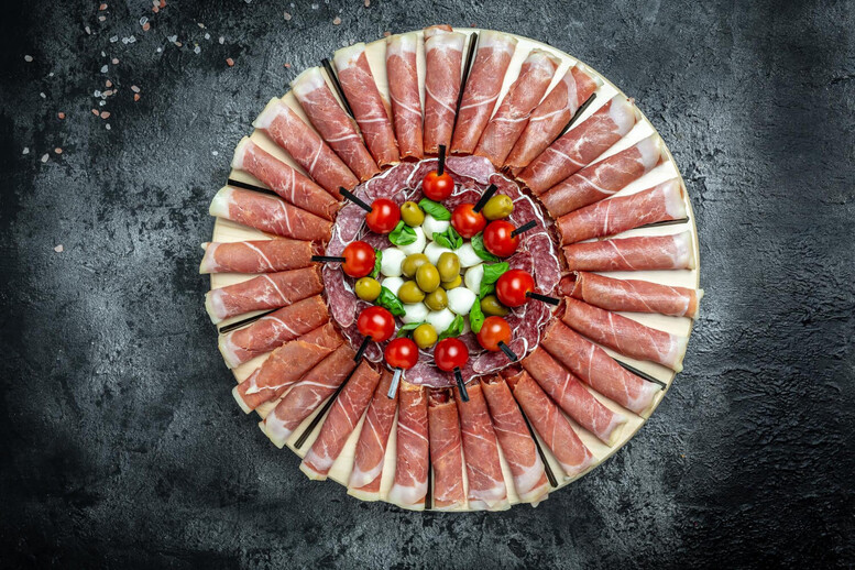 Jak udekorować półmisek z mięsem na stół? Jak ułożyć wędlinę na półmisku?