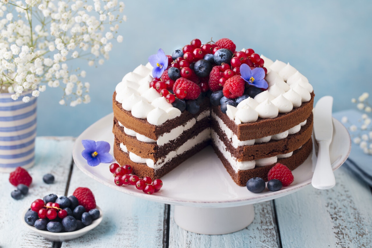 Ciasta przekładane z kremem i masami – pyszne pomysły na deser