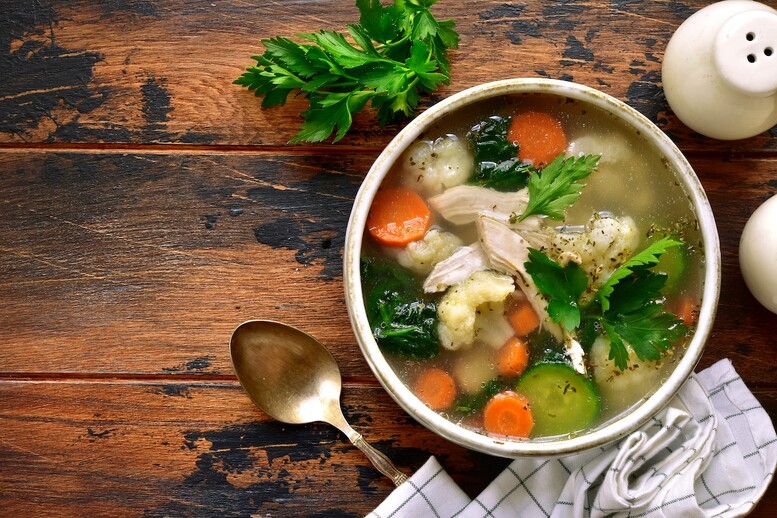 Rosół z królika – jak długo gotować? Przepis