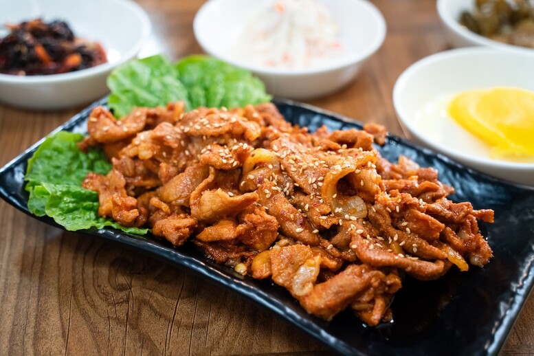 Jeyuk bokkeum – przepis. Co to jest? Jak przygotować to danie?