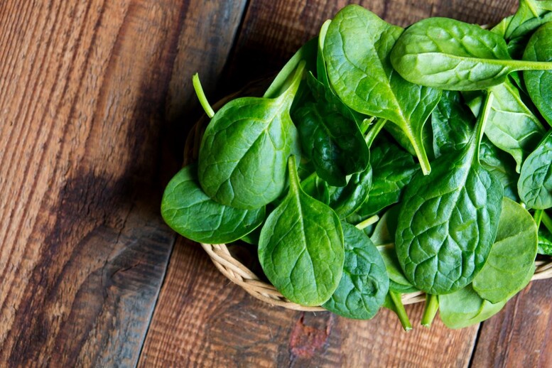 Jak usmażyć szpinak świeży, a jak mrożony?