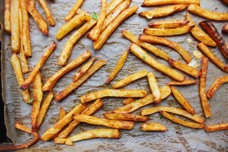 Jak upiec frytki w piekarniku? Ile czasu i w jakiej temperaturze je piec?