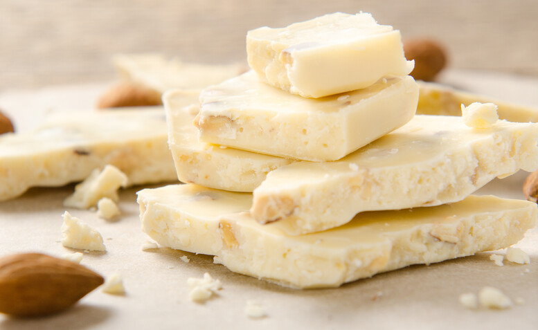 Jak zrobić białą czekoladę do jedzenia – z lub bez mleka w proszku?