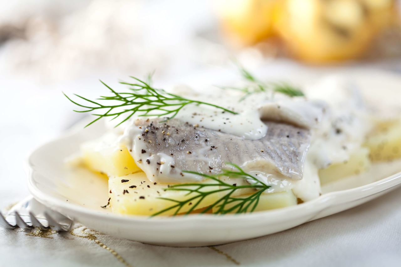 Jak zrobić śledzie w śmietanie? Sprawdź nasze propozycje