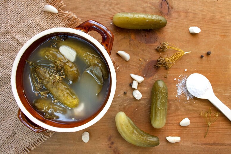 Kiedy ogórki kiszone są zepsute? Jak wtedy smakują i jak je rozpoznać?