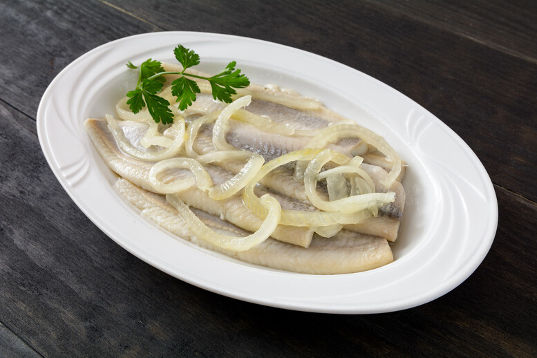 Jak zamarynować śledzie świeże, a jak solone?