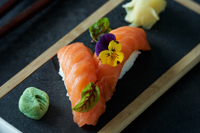 Jaki łosoś do sushi? Surowy czy wędzony?