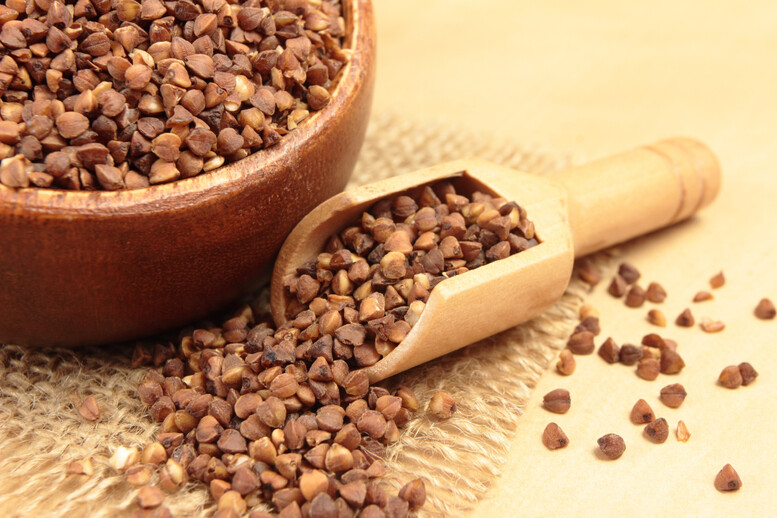 Jak uprażyć kaszę gryczaną w piekarniku, a jak na patelni?