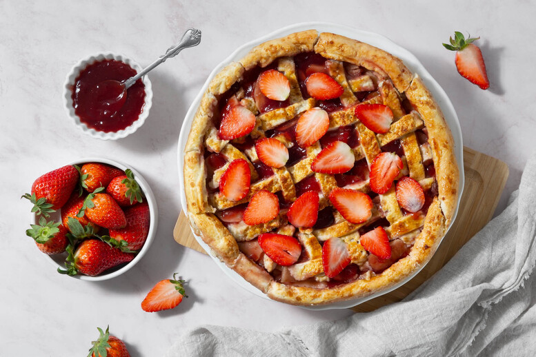 Czy rozmrażać truskawki do ciasta? Co zrobić, żeby nie opadały w cieście?