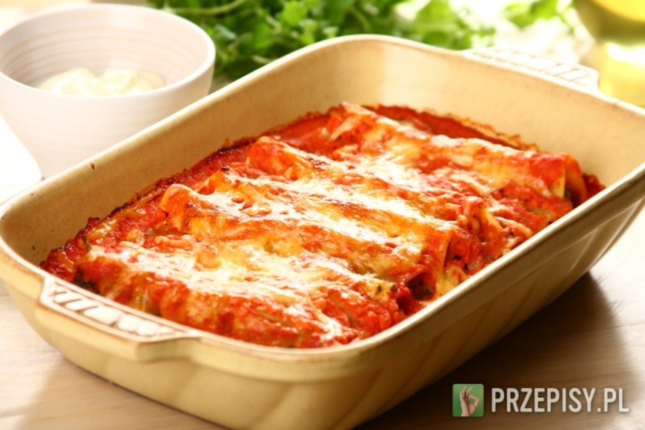 Nadziewane cannelloni. Przepis na wyjątkowo kremowy sos beszamelowy.