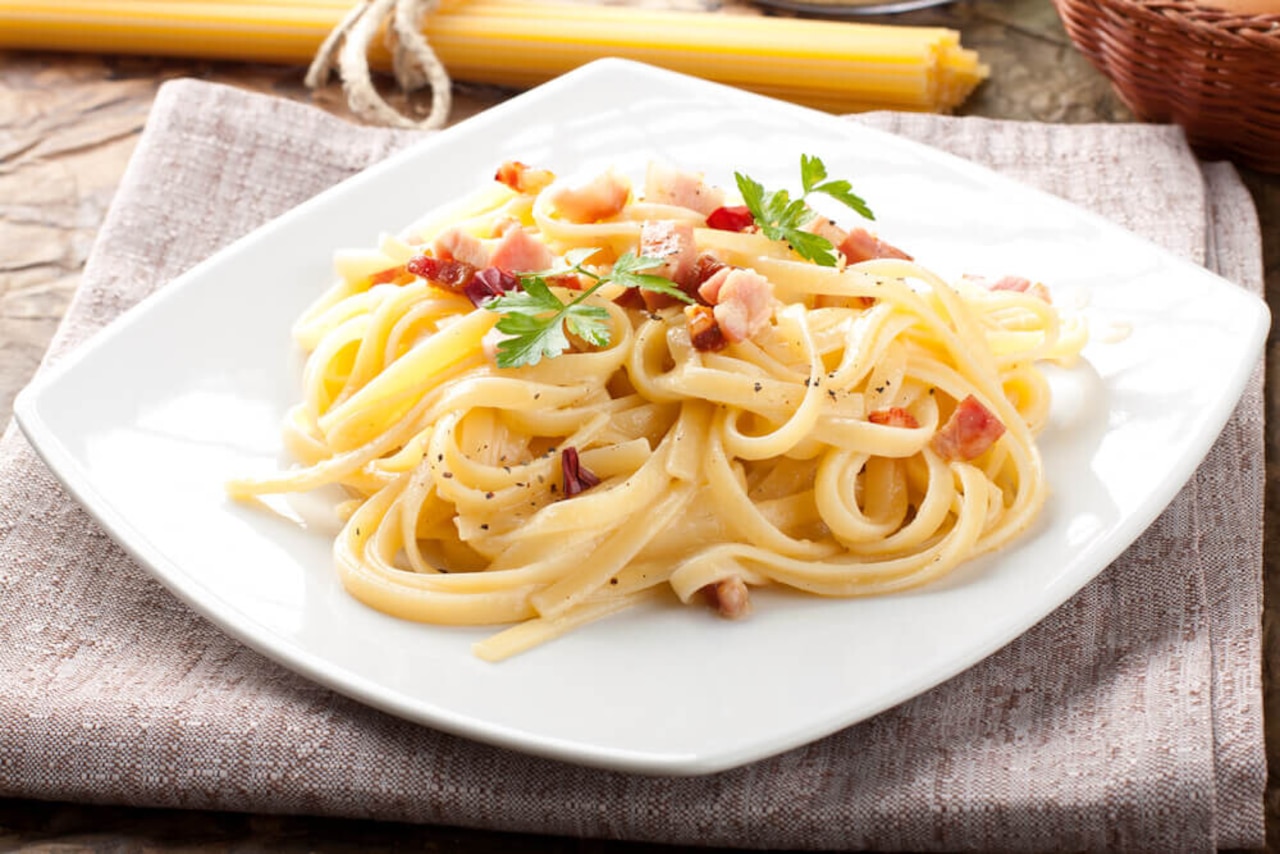 Carbonara bez śmietany – jak przyrządzić prawdziwie włoską wersję tego dania?