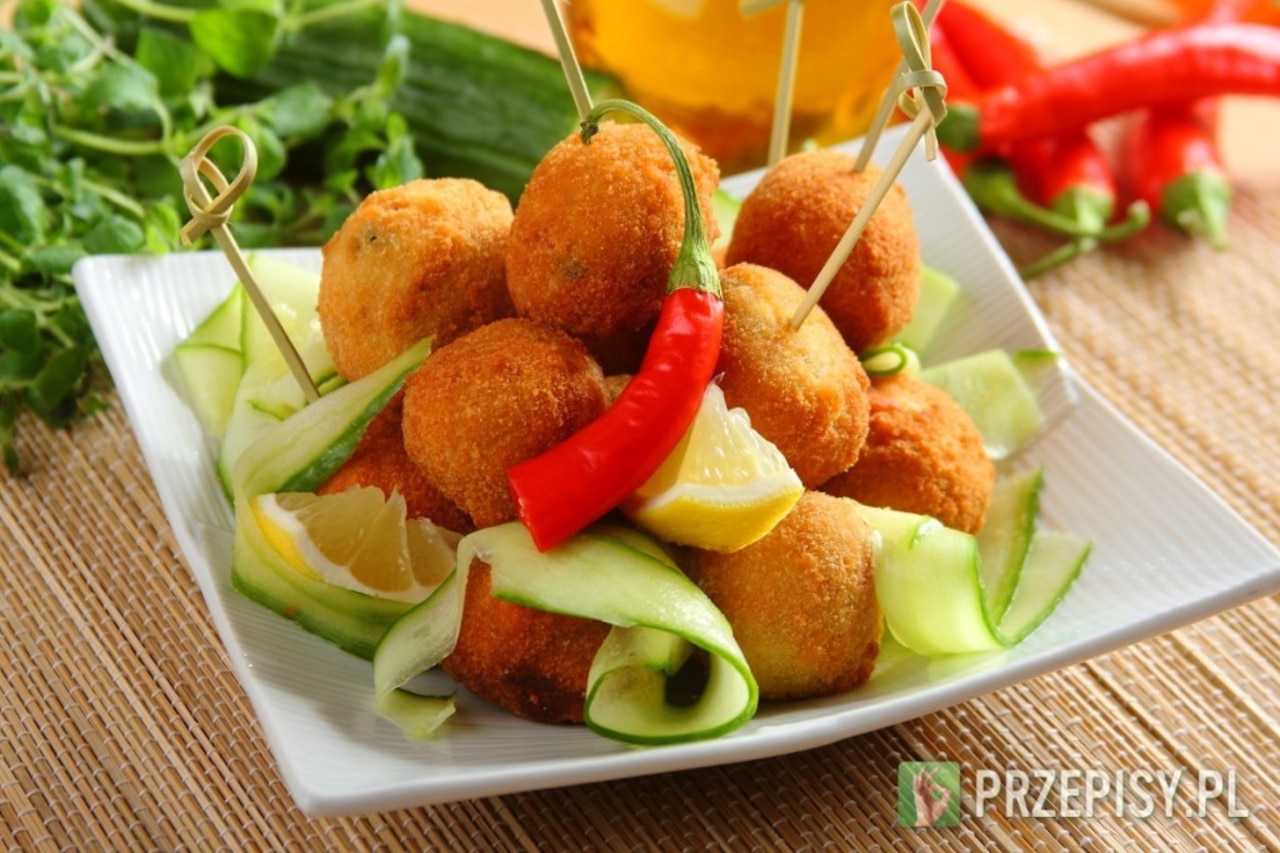 Karnawałowe przyjęcie. Przekąski i inne atrakcje zimnego bufetu.