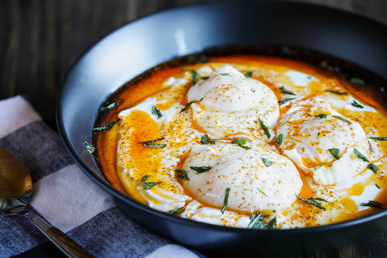 Cilbir – przepis na jajka po turecku