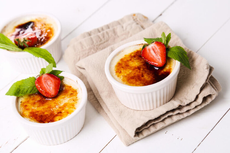 Crème brûlée – co to jest? Jak smakuje i jak jeść?
