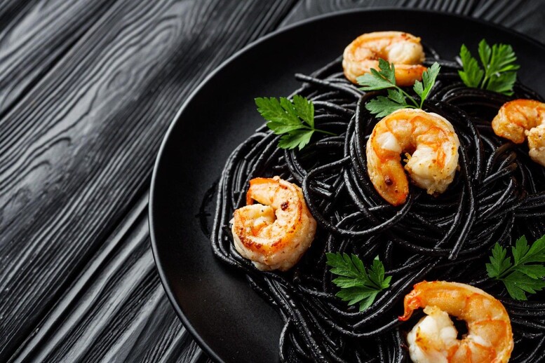 Czarny makaron z krewetkami – przepis