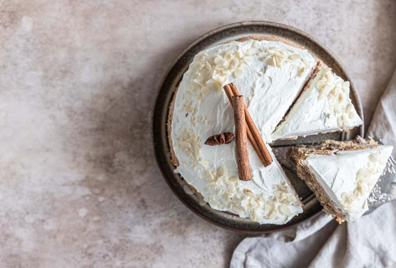 Dekoracja tortu bitą śmietaną – jak ozdobić wypiek?