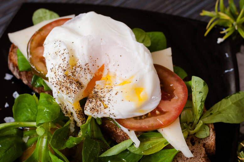 Jak zrobić jajko w koszulce? Jak je ugotować?