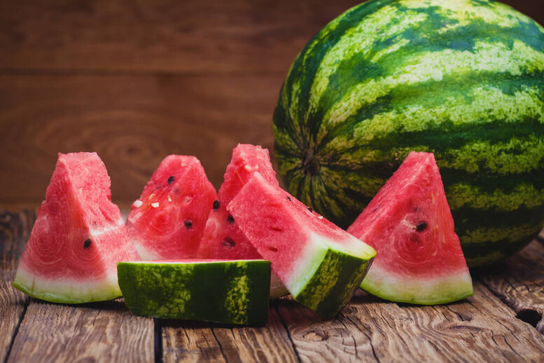 Jak przechowywać arbuza pokrojonego, a jak w całości?