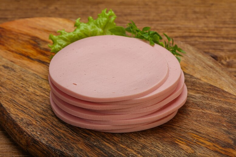 Jak zrobić mortadelę w domu? Z czego się ją robi?