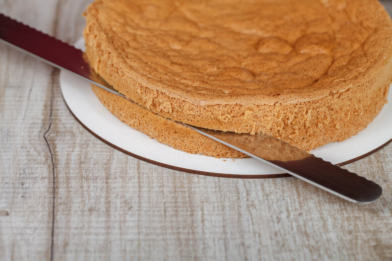 Jak przekroić biszkopt? Jak go przeciąć?