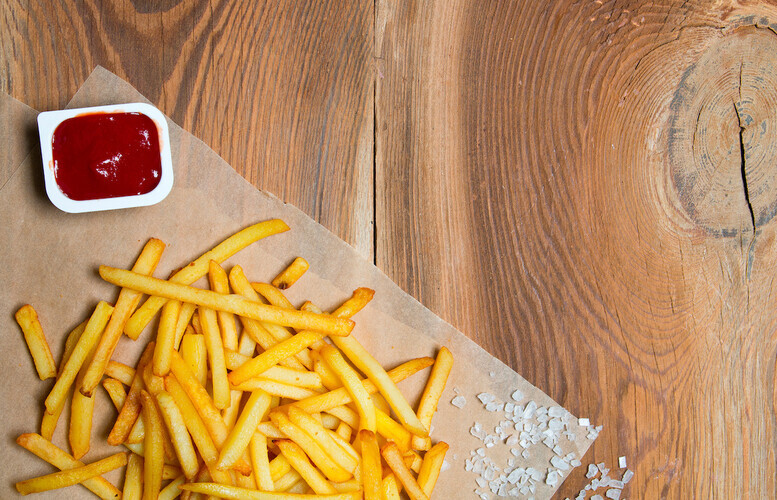 Jak smażyć frytki na patelni, a jak we frytkownicy? Ile czasu?