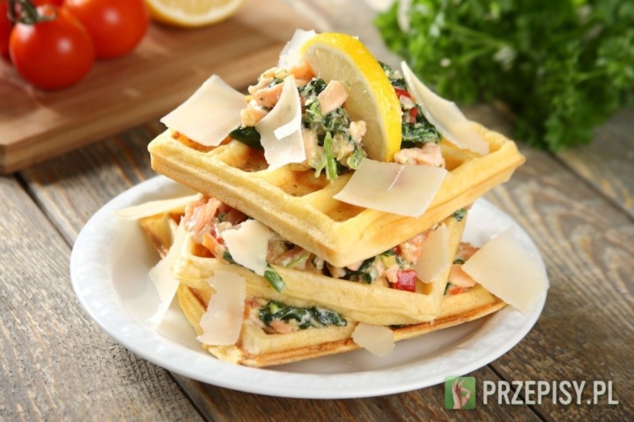 Gofry inaczej – z wędzonym łososiem i szpinakiem