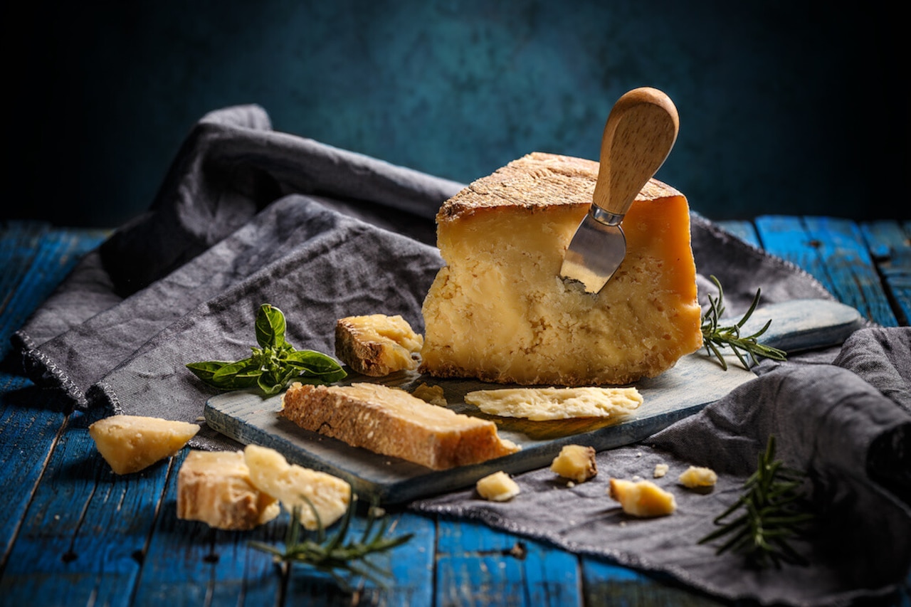 Grana padano a parmezan - czym się różnią od siebie?