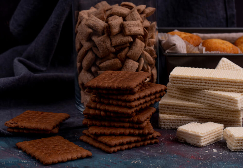 Jak zrobić spód z herbatników do sernika bez pieczenia? Czy można go piec?