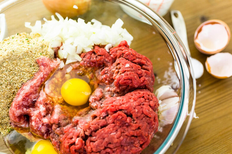 Ile jajek do mielonych kotletów dodać, żeby wyszły najlepsze?
