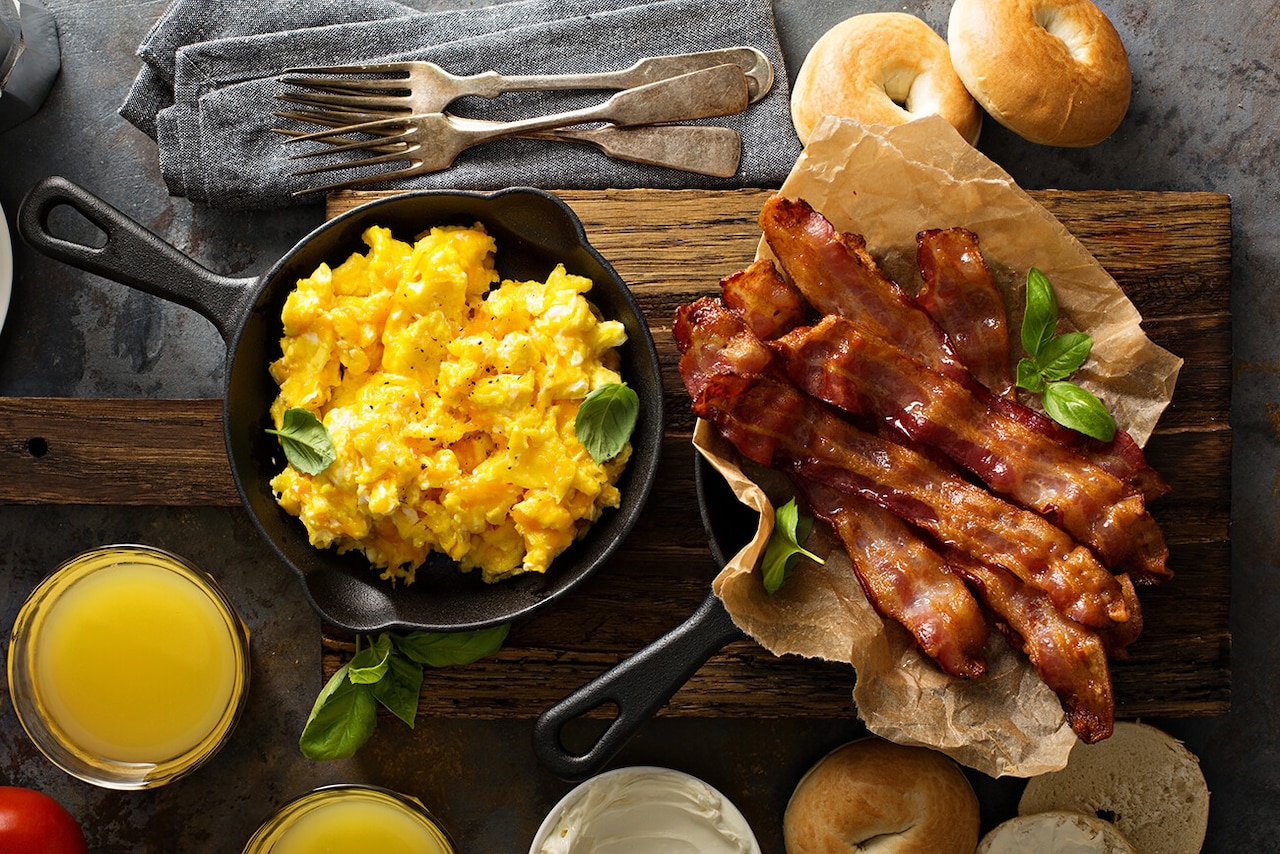Jak zrobić dobrą jajecznicę? Co dodać i na czym smażyć?