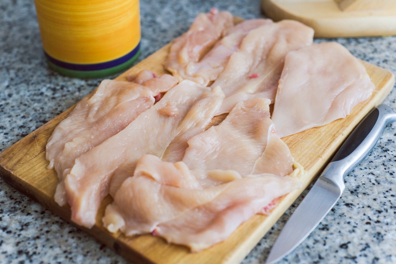Jak pokroić pierś z kurczaka na kotlety?