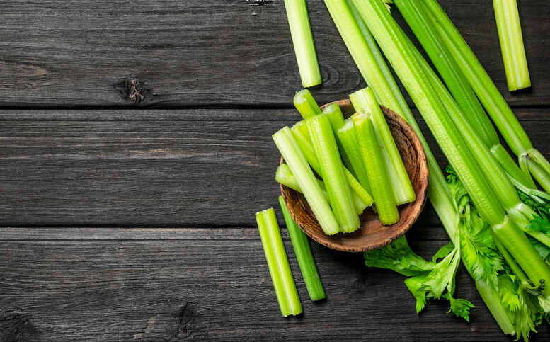 Jak obrać seler naciowy? Czy można to zrobić szybko?