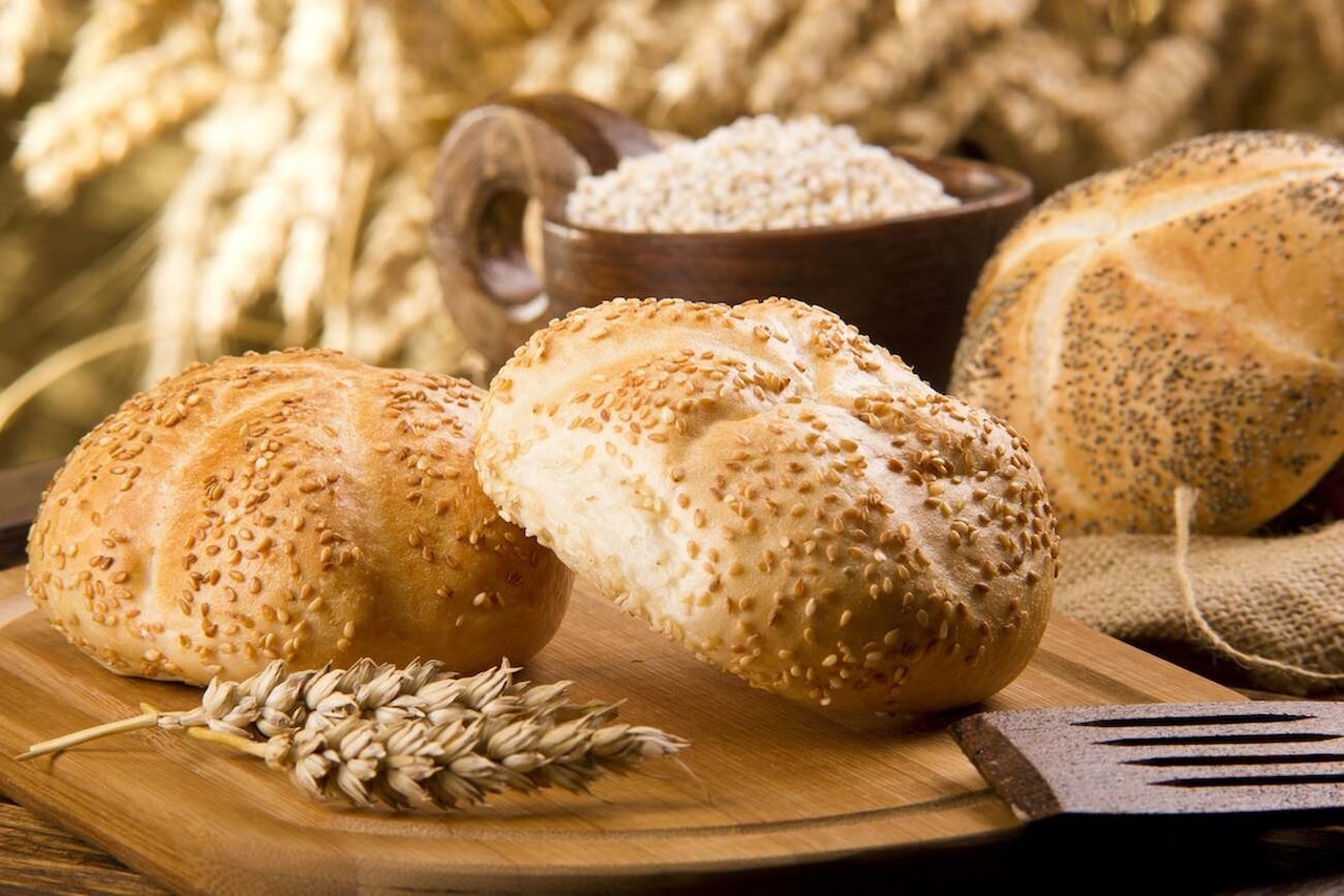 Jak odświeżyć bułki w piekarniku, a jak w mikrofali? Co zrobić z czerstwymi bułkami?