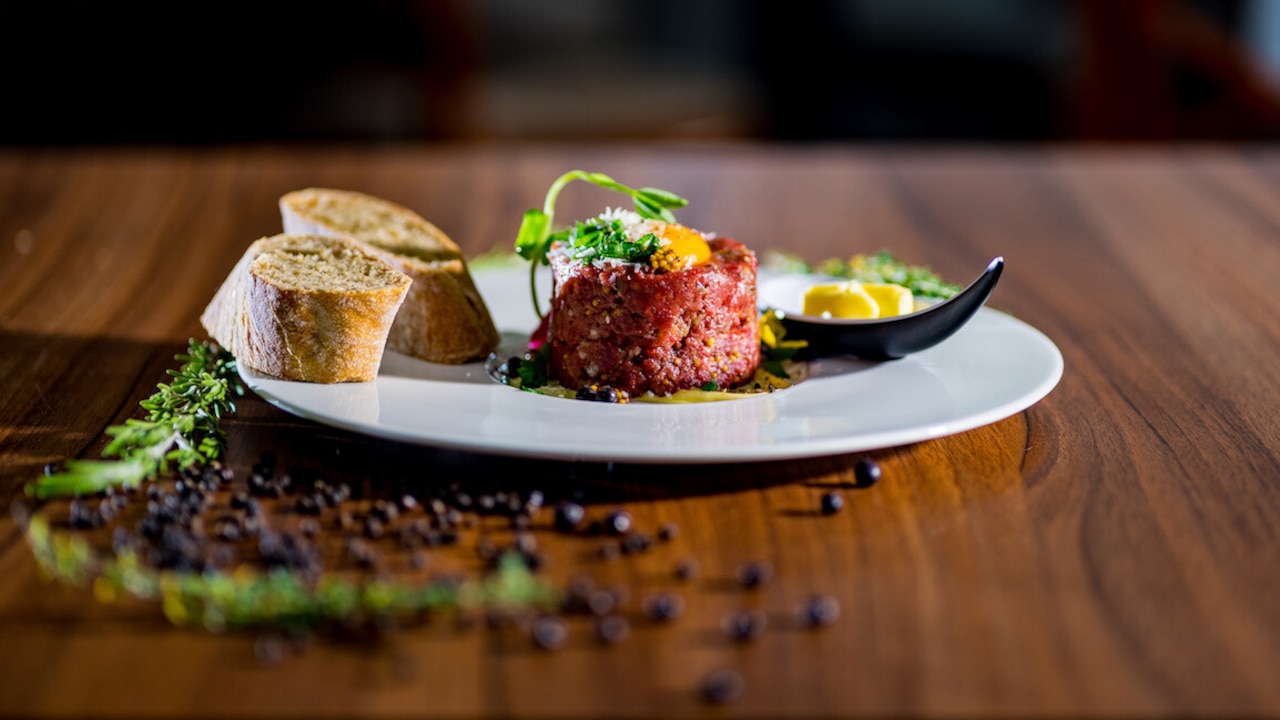 Jak ładnie podać tatara z łososia, a jak wołowego?