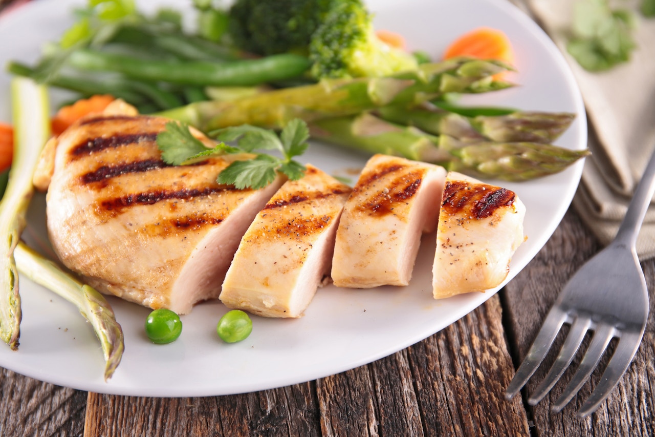 Jak przygotować pierś kurczaka, żeby była soczysta?