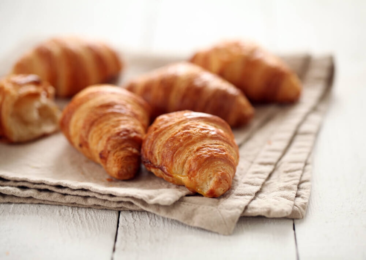 Jak zrobić croissanty domowe? Jak zawijać ciasto?