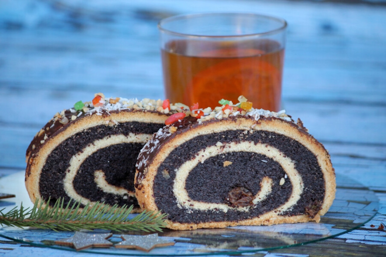 Jak zrobić masę makową do makowca? Co dodać?