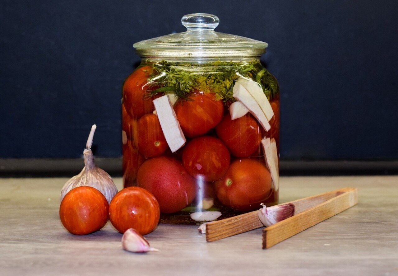 Kiszone pomidory - jak zrobić, by ukisić je na zimę?